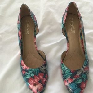 Naturalized N5  comfort pump flower print, size 9M